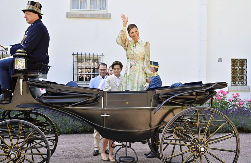 Kronprinsesse Victoria vinker fra hestevognen