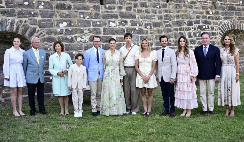 Kongefamilien samlet ved Borgholms slottsruin