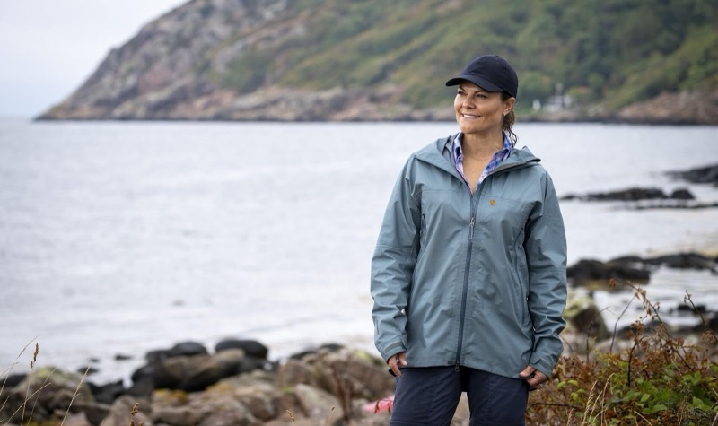 Kronprinsesse Victoria ved vannkanten med Kullaberg-klippene bak
