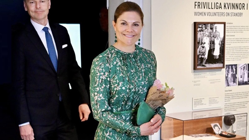 Kronprinsessen ankommer utstillingen