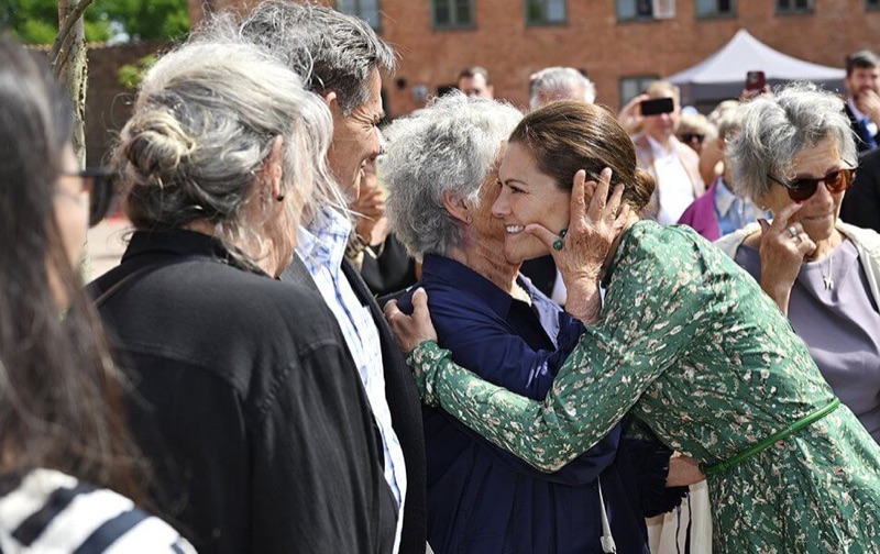 Kronprinsessen hilser på en eldre kvinne