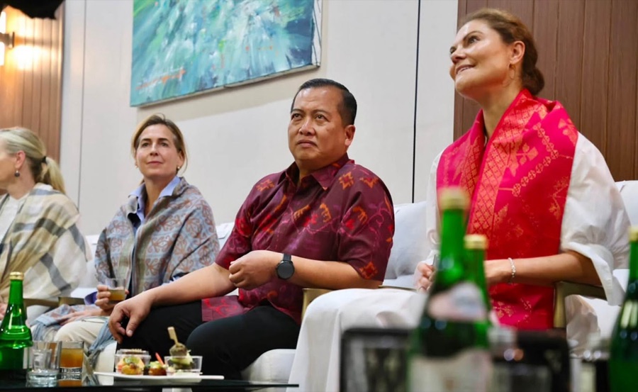 Crown Princess Victoria sits on a sofa with the governor and members of the Swedish delegation