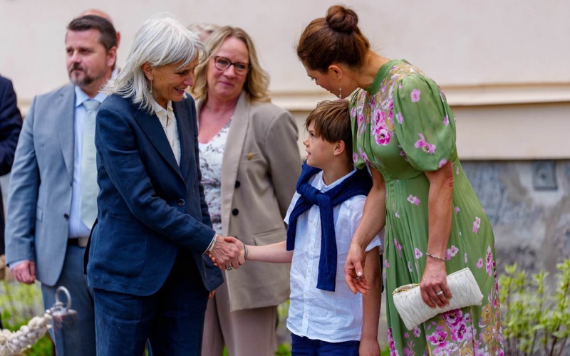 Kronprinsessen og prins Oscar hilser på arrangører