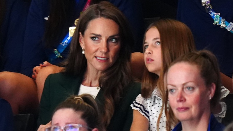 Prinsesse Catherine og prinsesse Charlotte følger kampen