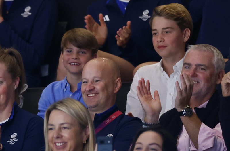 Prins Louis og prins George applauderer
