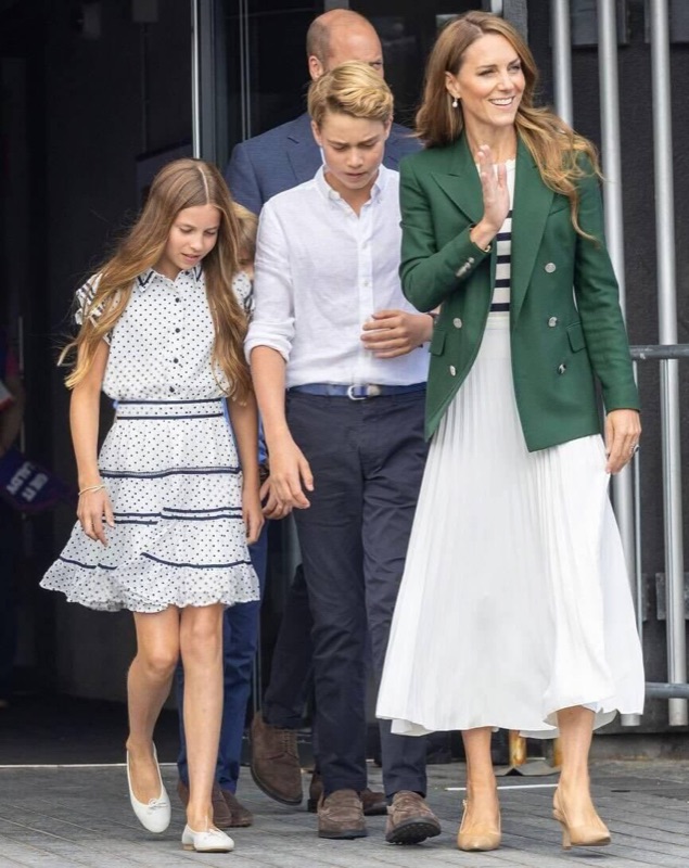 Prinsesse Charlotte, prins George og prinsesse Catherine på vei inn