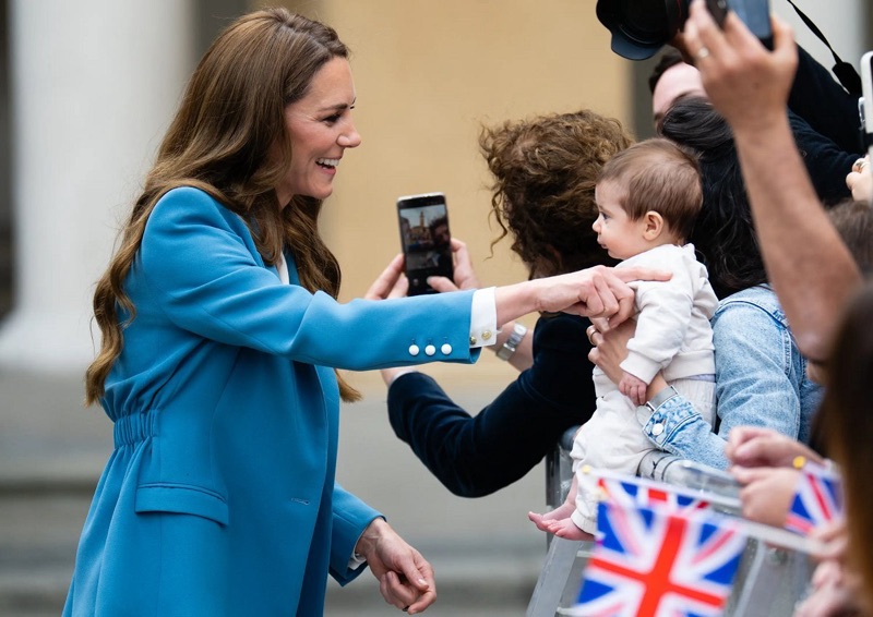 Prinsessen hilser på et lite barn