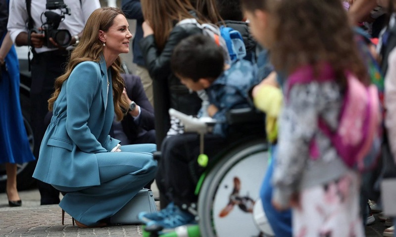 Prinsessen i samtale med et barn