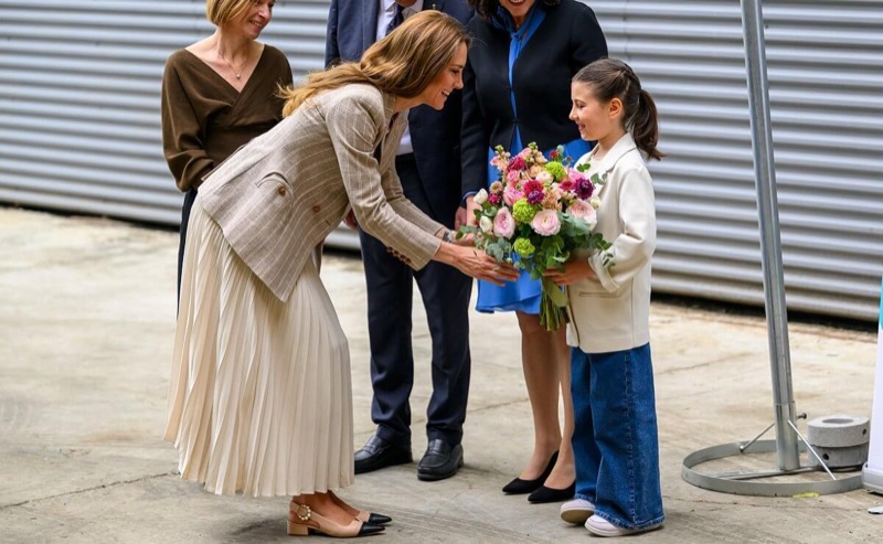Prinsessen mottar blomster av et barn