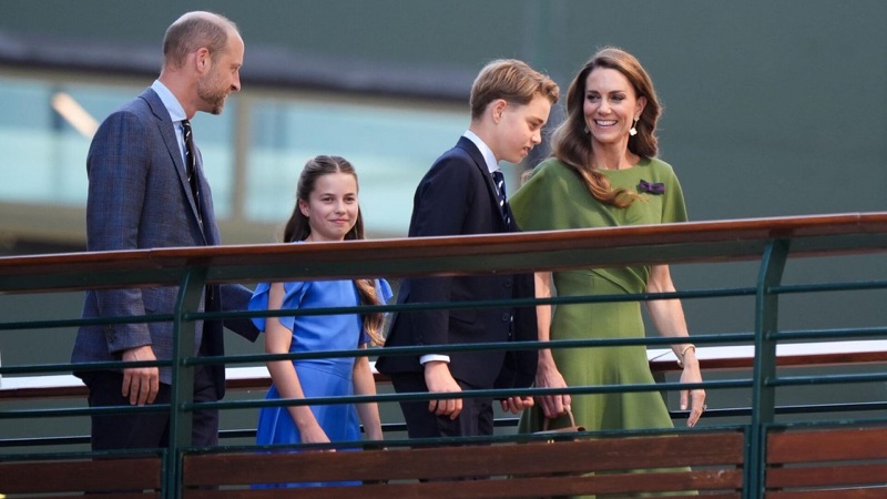William og Kate tok med George og Charlotte til Wimbledon-finalen