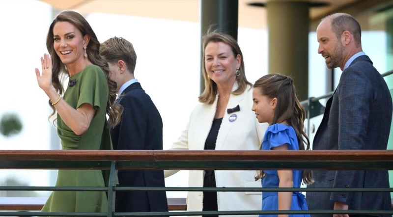 Prinsesse Kate vinker til publikum