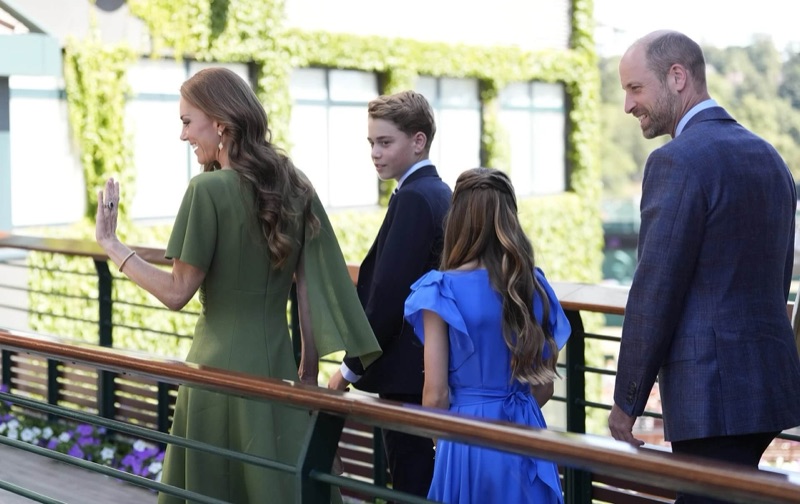 Familien på vei gjennom anlegget