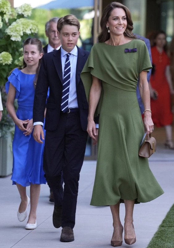 Prinsesse Kate, prins George og prinsesse Charlotte på vei inn