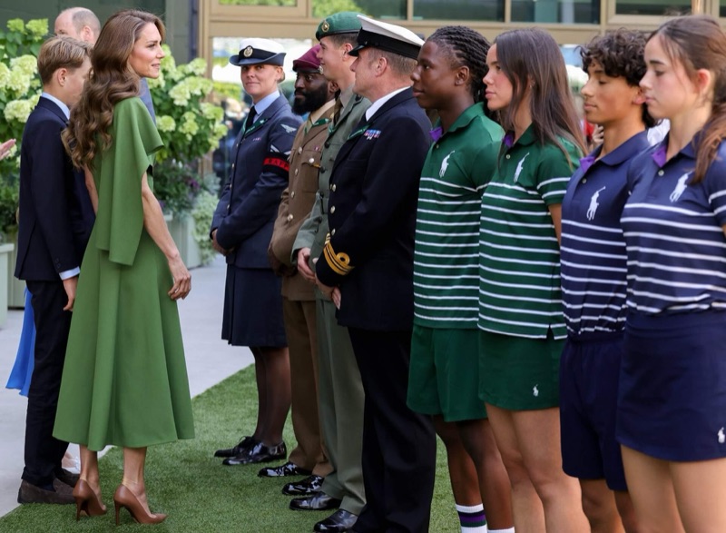 Prinsesse Kate hilser på forsvarspersonell og ballgutter og balljenter