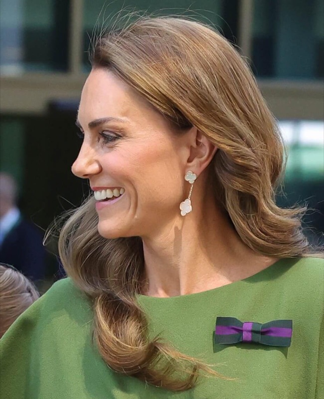Nærbilde av prinsesse Kate med Wimbledon-sløyfen