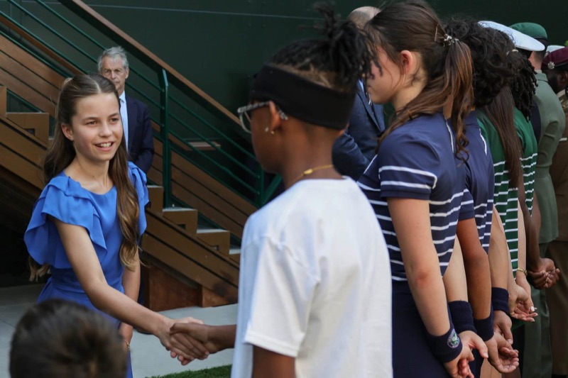 Prinsesse Charlotte håndhilser på ballgutter