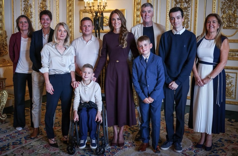Gruppebilde av prinsesse Catherine sammen med ti gjester i en av salongene på Windsor Castle
