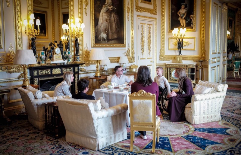 Oversiktsbilde av salongen der prinsessen og gjestene sitter rundt tebordet