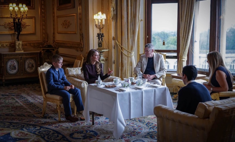 Prinsesse Catherine sitter ved et dekket tebord i en salong på Windsor Castle sammen med flere gjester