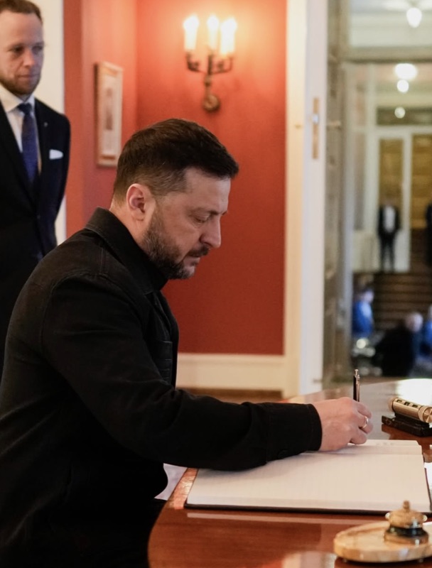 President Zelenskyj signerer gjesteboken