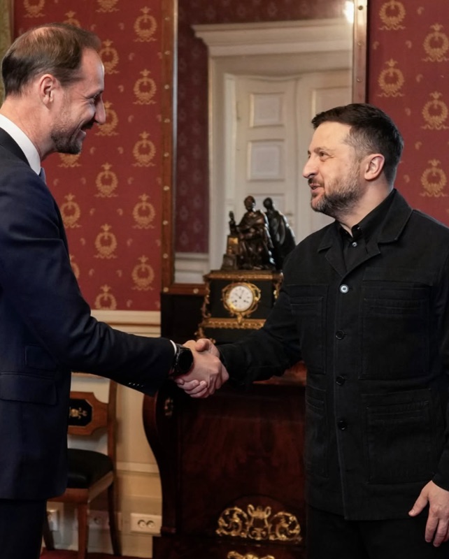 Kronprinsen hilser på president Zelenskyj