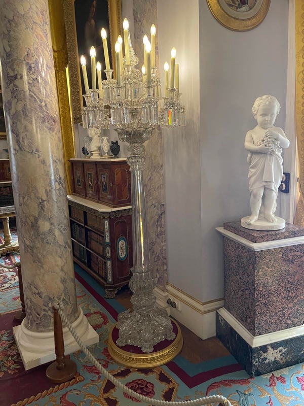 Kandelaber i krystall og statuen av prins Alfred