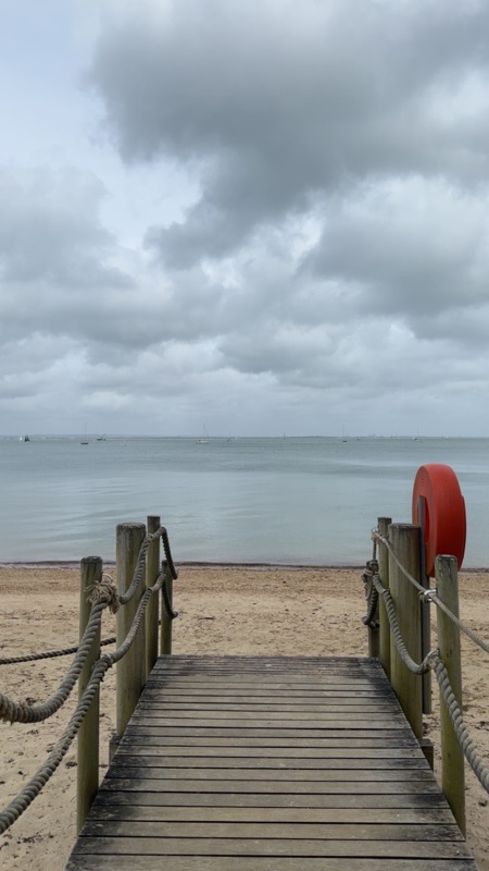 Den lille trebroen ned til stranden