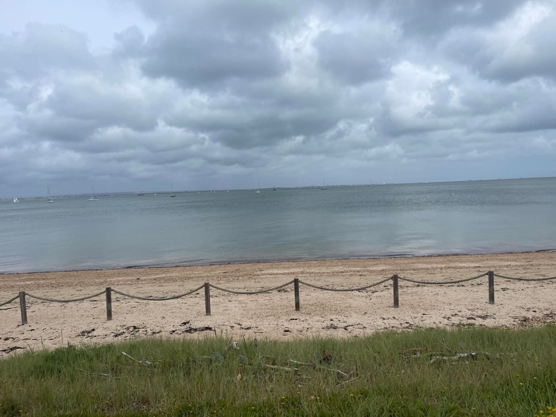 Stranden ved Osborne med seilbåter på Solent
